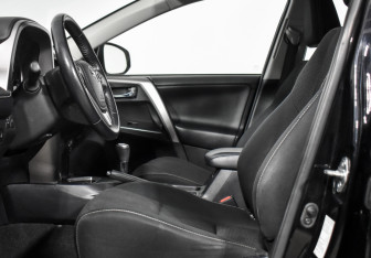 Подержанный автомобиль Toyota RAV4 2017 года (12 фото)