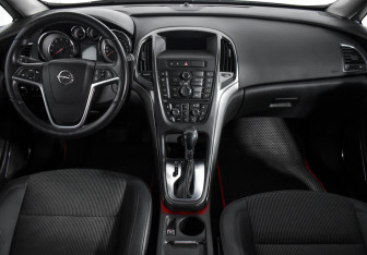 Подержанный автомобиль Opel Astra Hatchback 2011 года (13 фото)