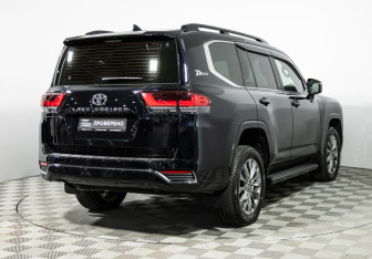 Подержанный автомобиль Toyota Land Cruiser Suv 2021 года (5 фото)