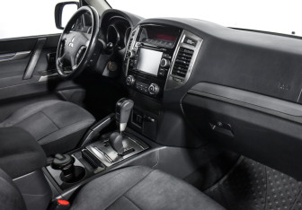 Подержанный автомобиль Mitsubishi Pajero 2014 года (13 фото)