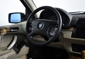 Подержанный автомобиль BMW X5 2003 года (16 фото)