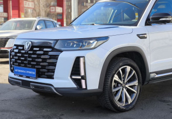 Подержанный автомобиль Changan CS95 2023 года (8 фото)