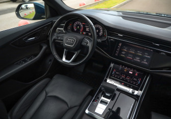 Подержанный автомобиль Audi Q8 2018 года (10 фото)
