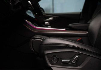 Подержанный автомобиль Audi Q8 2019 года (25 фото)