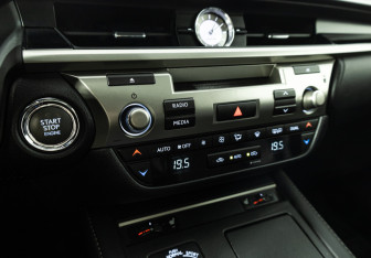 Подержанный автомобиль Lexus ES 2016 года (18 фото)