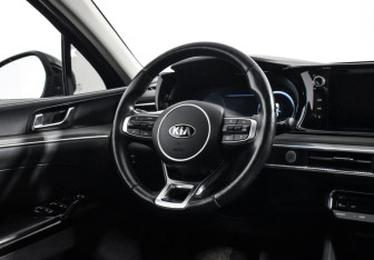 Подержанный автомобиль Kia K5 2021 года (15 фото)