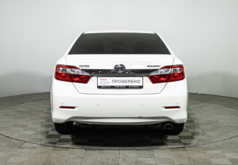 Подержанный автомобиль Toyota Camry Sedan 2013 года (6 фото)