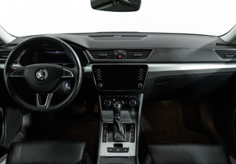 Подержанный автомобиль Skoda Superb Liftback 2019 года (13 фото)