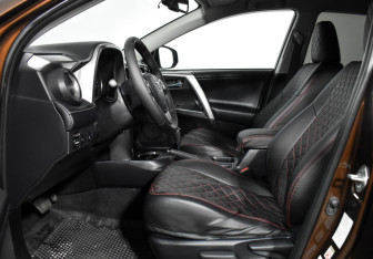 Подержанный автомобиль Toyota RAV4 2017 года (10 фото)