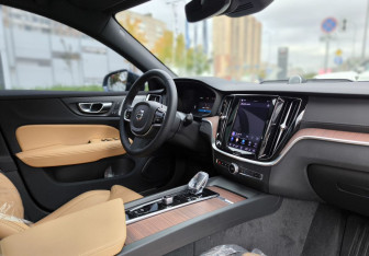 Подержанный автомобиль Volvo V60 Cross Country 2023 года (17 фото)