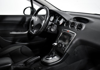 Подержанный автомобиль Peugeot 408 2015 года (13 фото)