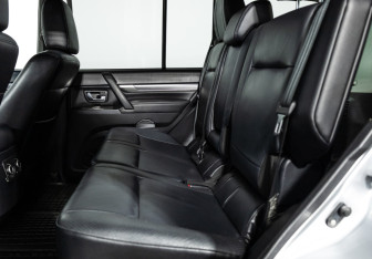 Подержанный автомобиль Mitsubishi Pajero 2010 года (10 фото)