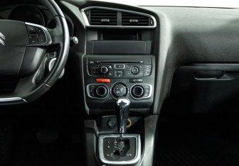 Подержанный автомобиль Citroen C4 Hatchback 2012 года (14 фото)