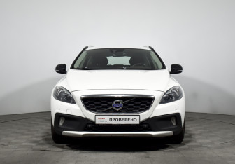 Подержанный автомобиль Volvo V40 Cross Country 2016 года (2 фото)