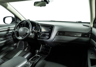 Подержанный автомобиль Mitsubishi Outlander 2016 года (9 фото)