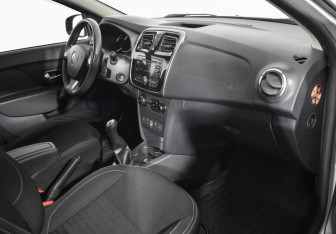 Подержанный автомобиль Renault Logan Sedan 2014 года (12 фото)