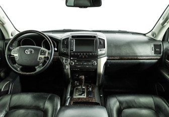 Подержанный автомобиль Toyota Land Cruiser Suv 2011 года (13 фото)