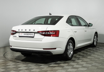 Подержанный автомобиль Skoda Superb Liftback 2020 года (5 фото)