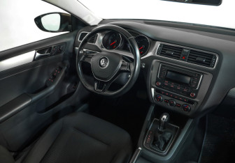 Подержанный автомобиль Volkswagen Jetta Sedan 2017 года (8 фото)