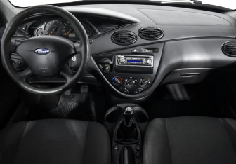 Подержанный автомобиль Ford Focus Sedan 2004 года (14 фото)