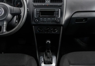 Подержанный автомобиль Volkswagen Polo Sedan 2013 года (13 фото)