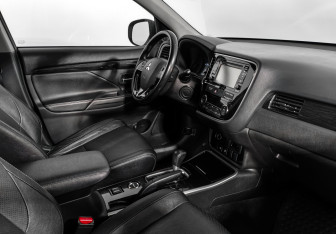 Подержанный автомобиль Mitsubishi Outlander 2017 года (14 фото)