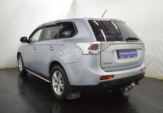 Подержанный автомобиль Mitsubishi Outlander 2012 года (7 фото)