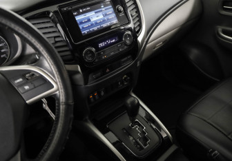 Подержанный автомобиль Mitsubishi L200 2015 года (18 фото)