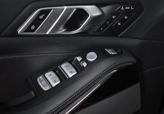 Подержанный автомобиль BMW X7 2023 года (10 фото)