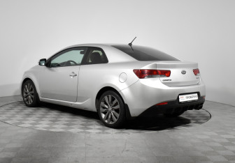 Подержанный автомобиль Kia Cerato Coupe 2011 года (7 фото)