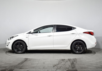 Подержанный автомобиль Hyundai Elantra Sedan 2015 года (8 фото)