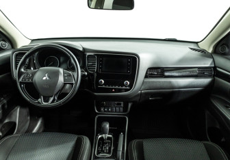 Подержанный автомобиль Mitsubishi Outlander 2019 года (13 фото)