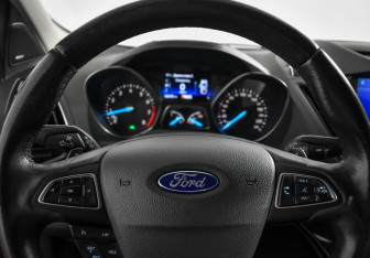 Подержанный автомобиль Ford Kuga 2017 года (18 фото)