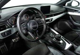 Подержанный автомобиль Audi A4 Sedan 2016 года (11 фото)