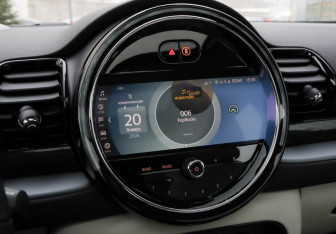 Подержанный автомобиль MINI Clubman Wagon 2022 года (18 фото)