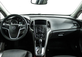 Подержанный автомобиль Opel Astra Hatchback 2010 года (13 фото)