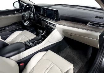 Подержанный автомобиль Kia K5 2021 года (14 фото)