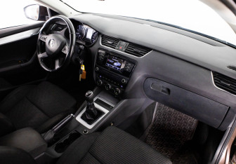 Подержанный автомобиль Skoda Octavia Liftback 2014 года (15 фото)