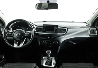 Подержанный автомобиль Kia Ceed Wagon 2019 года (13 фото)