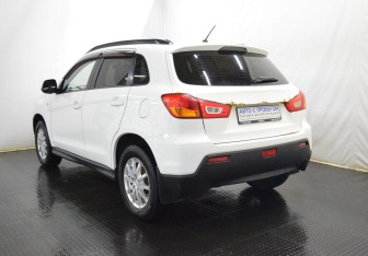 Подержанный автомобиль Mitsubishi ASX 2011 года (7 фото)