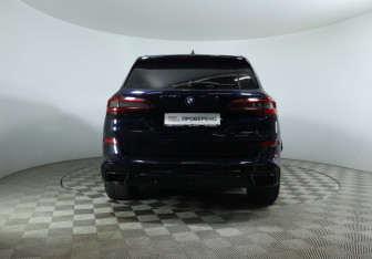 Подержанный автомобиль BMW X5 2022 года (6 фото)
