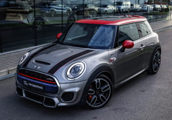 Подержанный автомобиль MINI Hatch 2016 года (2 фото)