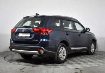 Подержанный автомобиль Mitsubishi Outlander 2017 года (5 фото)