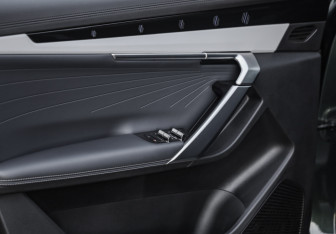Подержанный автомобиль Geely Atlas 2024 года (25 фото)
