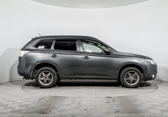 Подержанный автомобиль Mitsubishi Outlander 2013 года (4 фото)