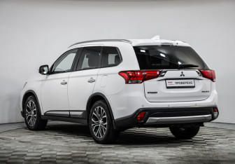 Подержанный автомобиль Mitsubishi Outlander 2017 года (7 фото)