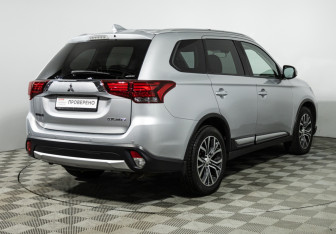 Подержанный автомобиль Mitsubishi Outlander 2017 года (5 фото)