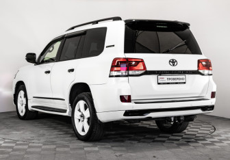 Подержанный автомобиль Toyota Land Cruiser Suv 2011 года (8 фото)