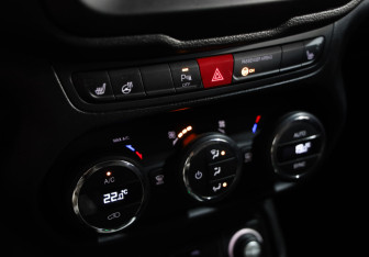 Подержанный автомобиль Jeep Renegade 2017 года (15 фото)