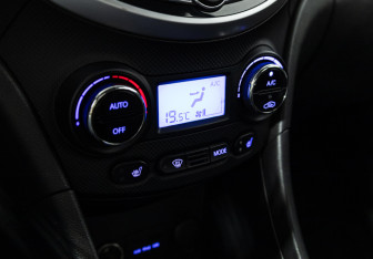 Подержанный автомобиль Hyundai Solaris Hatchback 2012 года (16 фото)